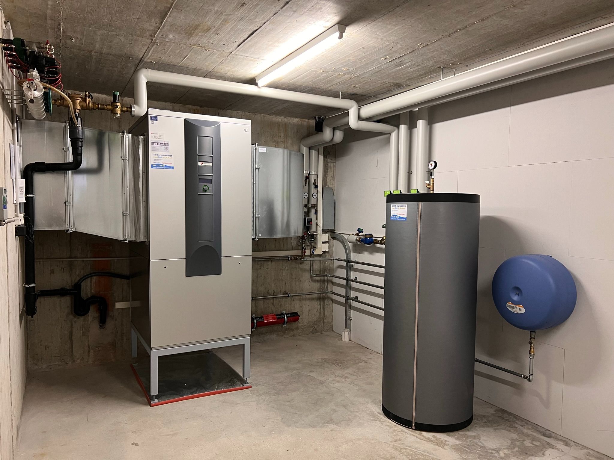 Neumontage einer innenaufgestellten alpha innotec Schweiz Luft/Wasser Wärmepumpe Neumontage einer innenaufgestellten alpha innotec Schweiz Luft/Wasser Wärmepumpe